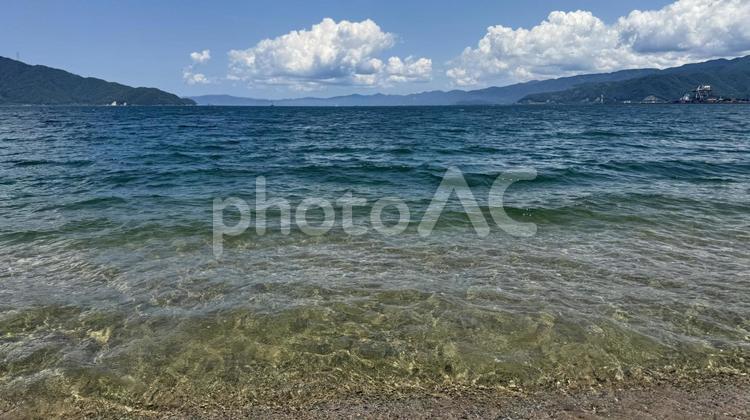 打ち寄せる波と青い空 空,波,海の写真素材