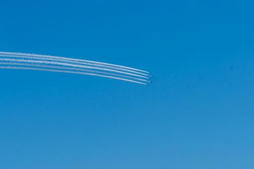 ブルーインパルス ブルーインパルス,展示飛行,関西万博の写真素材