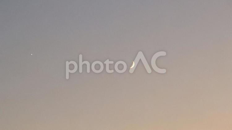夕焼けと月 夕暮れ,空,天気の写真素材