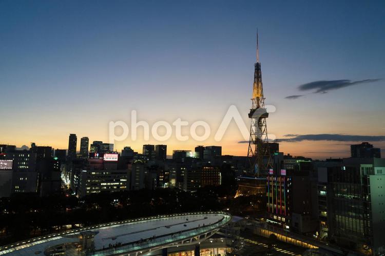 夕暮れの名古屋 オフィスビル,久屋大通公園,ビルの写真素材