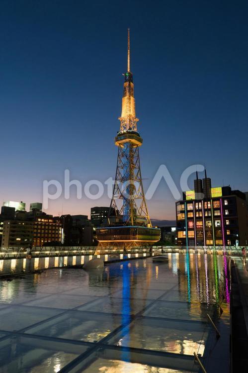 夕暮れの名古屋 オフィスビル,久屋大通公園,ビルの写真素材