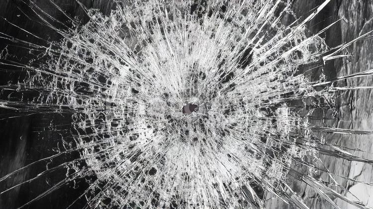 弾痕が残る割れたガラスの背景画像 ガラス,ひび,ダメージの写真素材