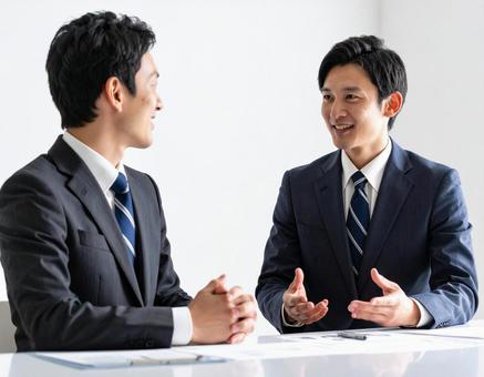 ビジネスパーソンの意見交換(男性) ビジネスパーソンの意見交換(男性)の写真