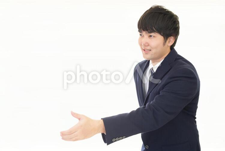 手を差し出すビジネスマン 男性,ビジネスマン,男の写真素材