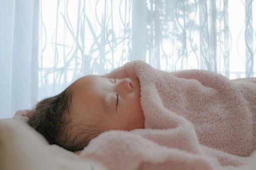 眠りにつく赤ちゃん 眠りにつく赤ちゃん 赤ちゃん,新生児,乳児の写真素材