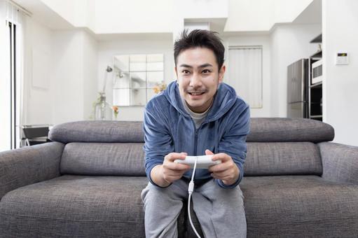 TVゲームを楽しむ男性 TVゲームを楽しむ男性 男性,人物,テレビゲームの写真素材