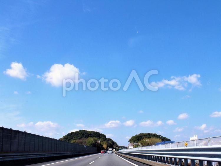 のんびりとした春の空と東名高速道路 雲,白,空の写真素材