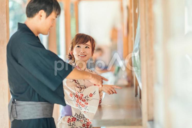 神社で何か買う男女 神社,浴衣,買うの写真素材