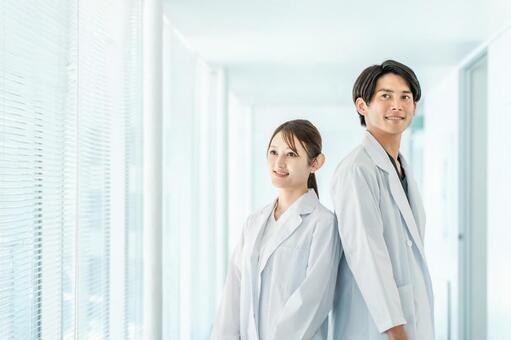 白衣姿の科学者,研究者の男女スタッフ 科学者,研究者,白衣の写真素材