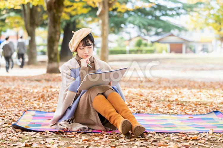 芸術の秋・絵を描く女性（全身・考える） 絵,スケッチ,イラストレーターの写真素材