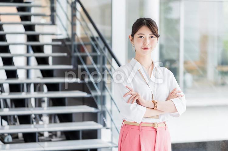 腕組みをするビジネスウーマン。 女性,人物,ビジネスウーマンの写真素材