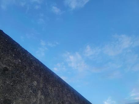 夏の終わりの空と壁4 夏の終わりの空と壁4 空,コンクリート,壁の写真素材