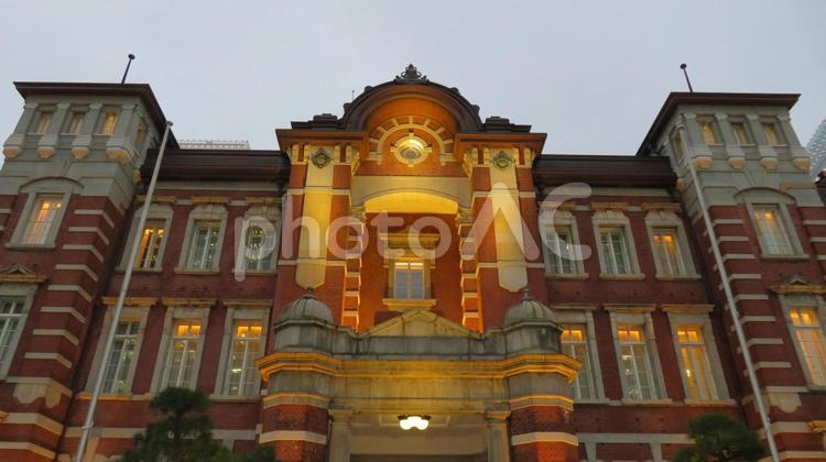 東京駅　丸の内中央口　ライトアップ 東京駅,中央駅,基点の写真素材