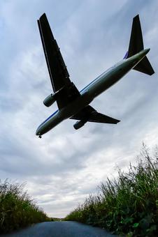 大空を飛ぶ大迫力の旅客機シルエット 大空を飛ぶ大迫力の旅客機シルエット 飛行機,空,道の写真素材