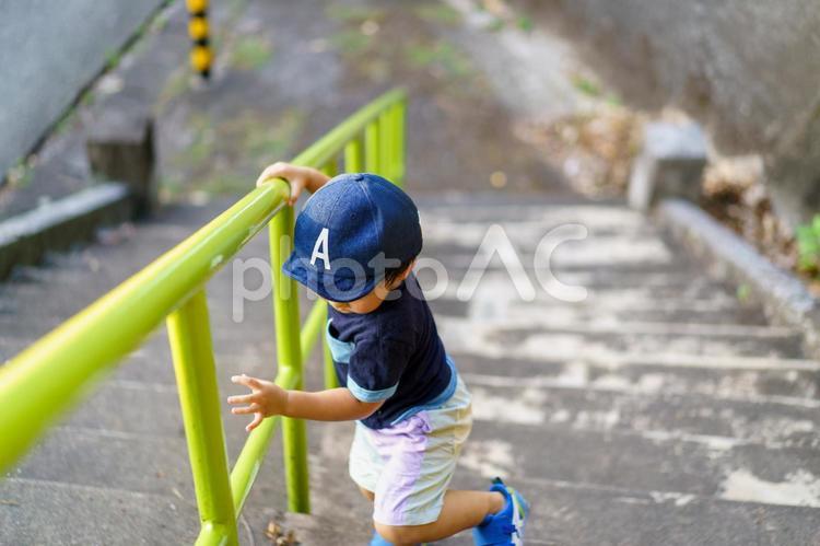 階段を登る男の子 子供,人物,男の子の写真素材