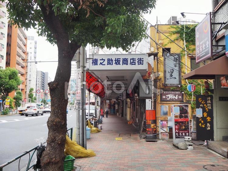 権之助坂商店街（東京都・品川区） 目黒通り,権之助坂,街並みの写真素材