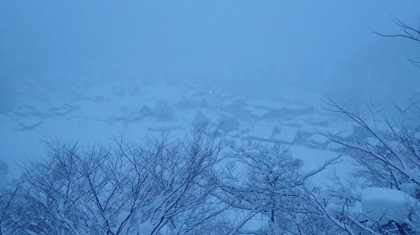 夜の帳が下りる前の青い白川郷 展望,集落,雪の写真素材