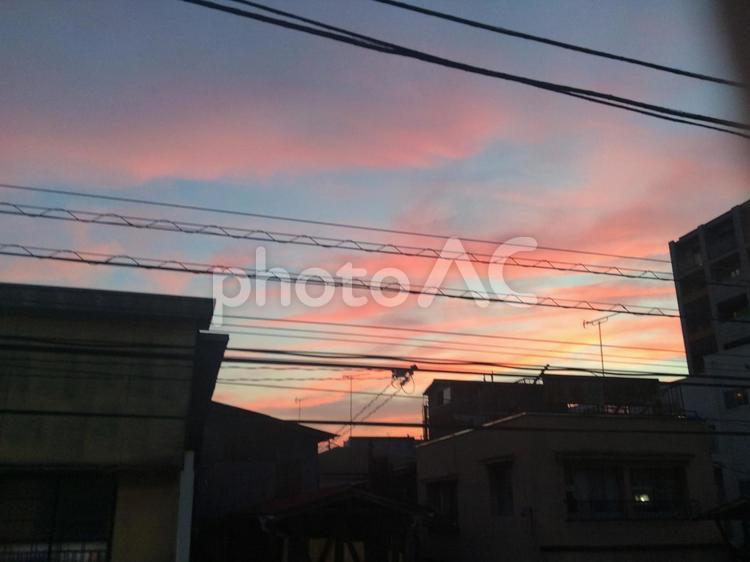 夕焼けの街 ビル,都市,都市部の写真素材