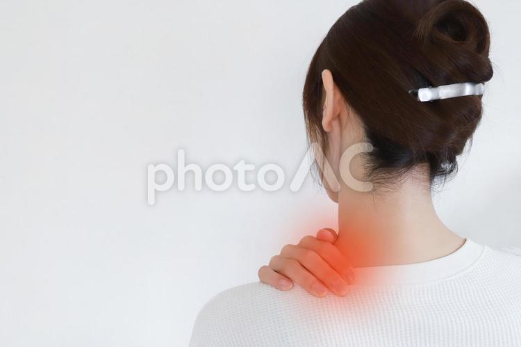 肩の痛みを感じる女性 肩,痛み,肩凝りの写真素材