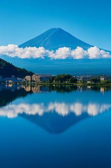 河口湖に映る富士山 河口湖に映る富士山の写真