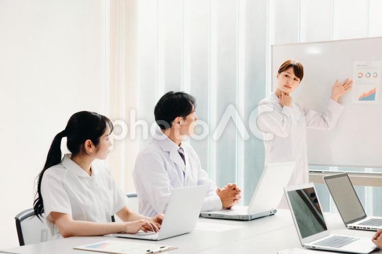 会議する白衣姿の男女（考える女医） 医療,医者,病院の写真素材