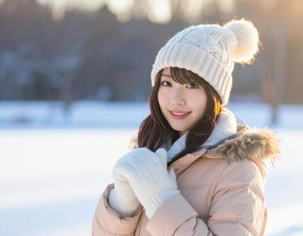 冬の防寒アイテムを身に着ける女性 冬の防寒アイテムを身に着ける女性の写真