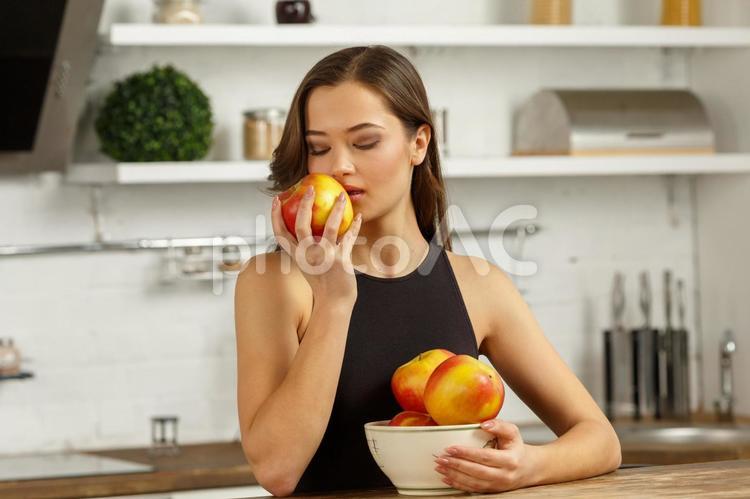 林檎を持つ女性 女性,外国人,ポートレートの写真素材