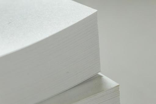 テーブルに積まれた白い用紙 紙,書類,ペーパーの写真素材