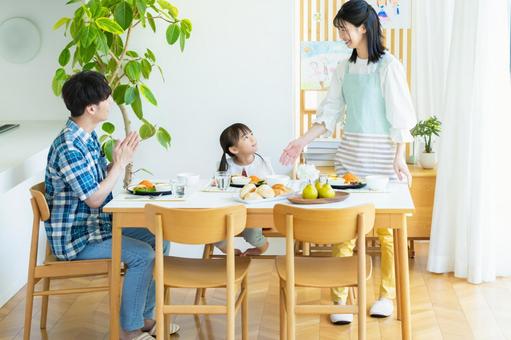 ダイニングで食事する家族 ダイニングで食事する家族 家族,笑顔,食卓の写真素材