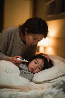 母親の愛:優しく子供を見つめる姿 母親の愛:優しく子供を見つめる姿の写真