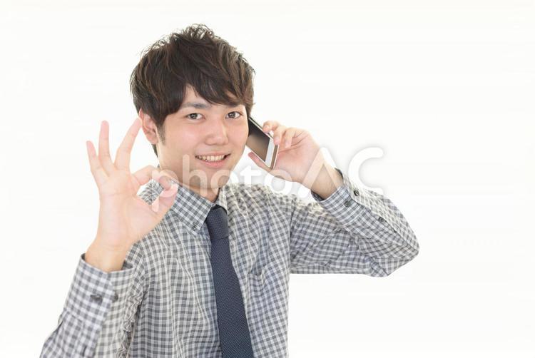 スマートフォンを持つビジネスマン 男性,サラリーマン,ビジネスマンの写真素材