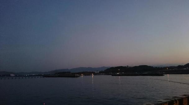 夕暮れの静かな港 夕暮れの静かな港 港,海,夕暮れの写真素材
