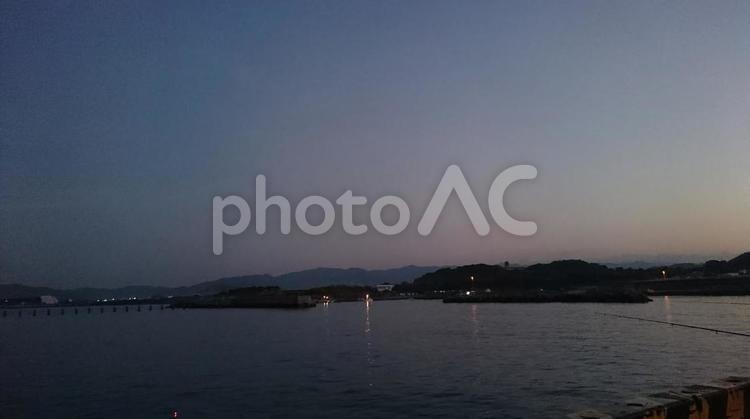 夕暮れの静かな港 港,海,夕暮れの写真素材