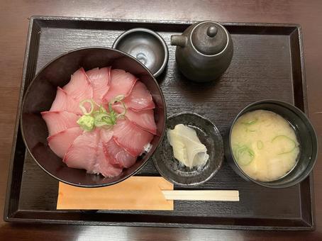 ブリ丼 ブリ丼 ブリ丼,鰤丼,ブリの写真素材