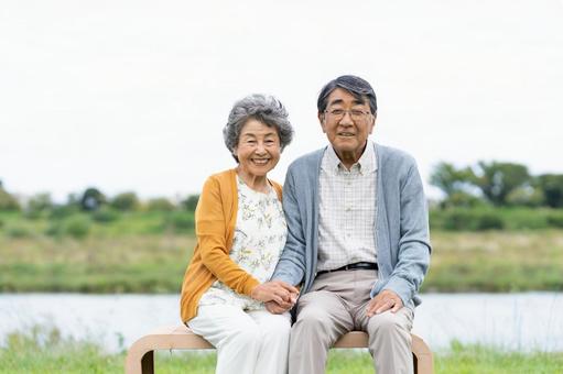 公園でくつろぐシニアの夫婦 公園でくつろぐシニアの夫婦 シニア,夫婦,家族の写真素材