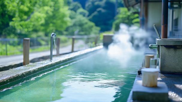 緑に囲まれた露天温泉、湯けむり漂う 緑に囲まれた露天温泉、湯けむり漂うの写真