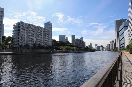 青空と白い雲と川と高層ビルのある街並み 青空,白い,雲の写真素材