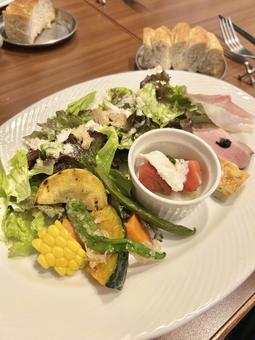 フォカッチャと前菜 フォカッチャと前菜の写真