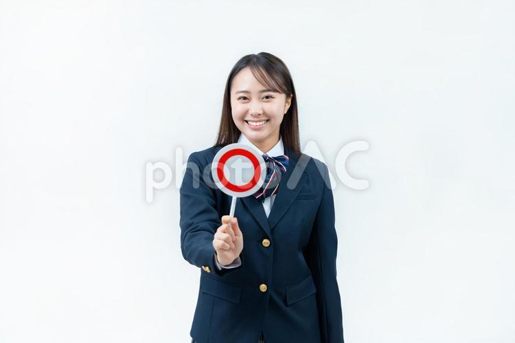 丸印のプレートを持つ女子高校生 女子高生,高校生,笑顔の写真素材