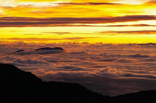 山頂の夜明け 山頂の夜明け 夜明け,日の出,朝焼けの写真素材