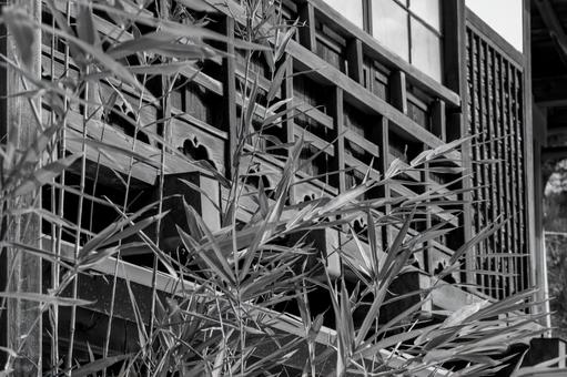 葉の重なりが描く和風建築の陰影 江差町,古民家,木造建築の写真素材