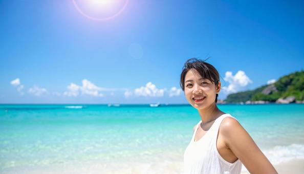夏の青空と青い海とノースリーブの女性の写真