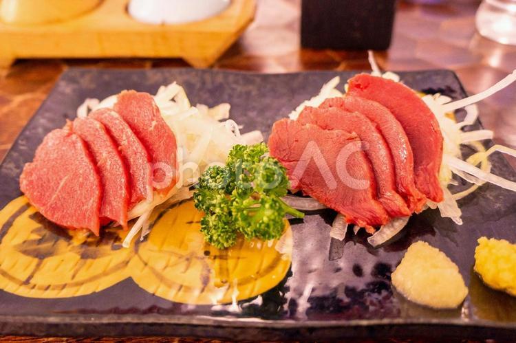 皿に並べられたつややかな馬刺し 刺し身,皿,料理の写真素材