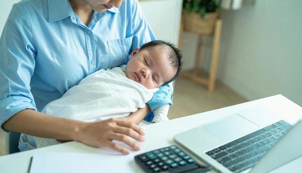 教育費 眠る日本人の赤ちゃんと電卓 教育費 眠る日本人の赤ちゃんと電卓の写真