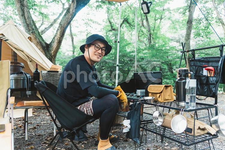 キャンプ場でご飯を炊く男性（ソロキャン） キャンプ,ソロキャンプ,男性の写真素材