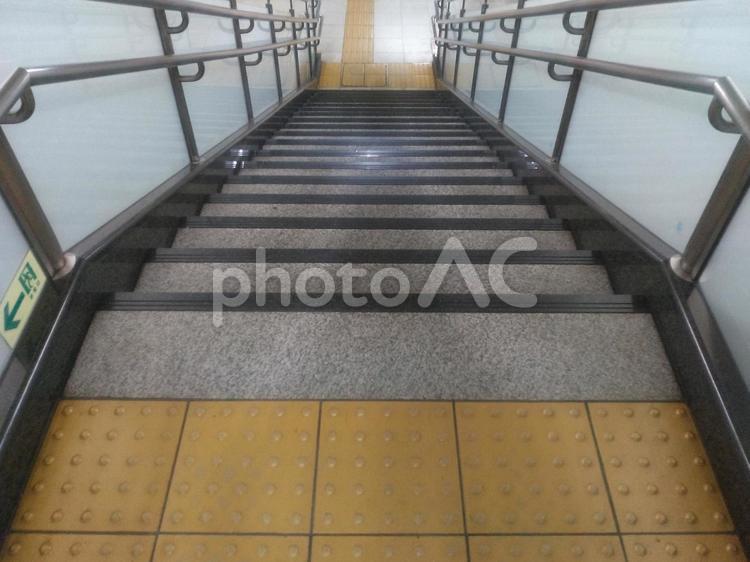 階段を下る 階段,段,手すりの写真素材