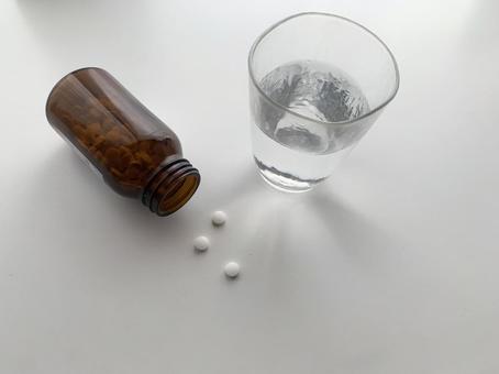 薬瓶とグラス 薬瓶とグラス くすり,クスリ,薬の写真素材