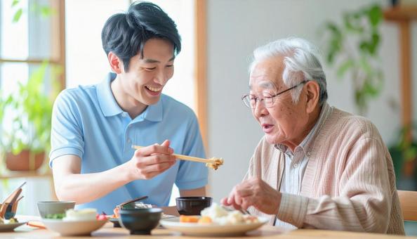 食事介助をする男性介護士と高齢男性 食事介助をする男性介護士と高齢男性の写真