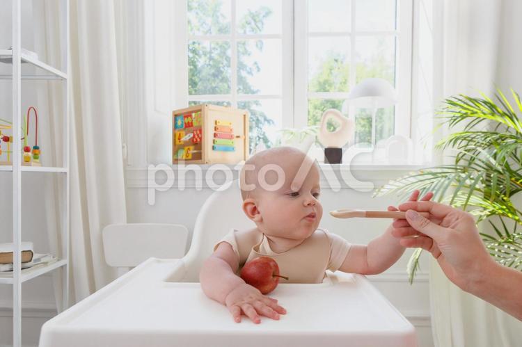 これから食べさせてもらう赤ちゃん 手元,赤ちゃん,人物の写真素材