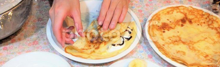 クレープをさらに折りたたむ クレープ,たたむ,折りたたむの写真素材